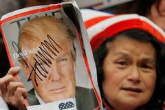 Fanynka Donalda Trumpa se chlubí vydáním časopisu Time, na které se jí realitní magnát před chvíli podepsal