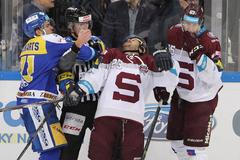 Souboje, potyčky i Fantomas. Na Spartě začalo hokejové play off