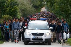 Maďarská policie doprovází běžence na hranice s Rakouskem