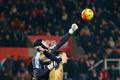 Petr Čech boxuje míč v zápase proti Stoke