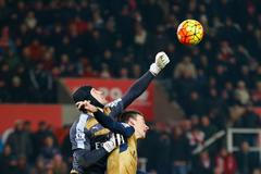 Petr Čech boxuje míč v zápase proti Stoke