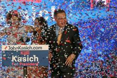 John Kasich s rodinou na pódiu v Ohiu.