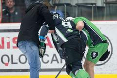 David Výborný po faulu soupeře, čtvrtfinále play off extraligy