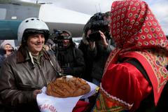 Sovětské melodie a procesí. Piloty, kteří bombami podpořili Asada, vítali jako hrdiny