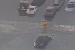 Auta zaparkovaná na zamrzlém jezeře se začala potápět. Záchranáři měli co dělat