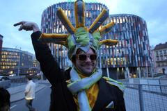 Korupční cestovka ve skleněném pekle Prahy