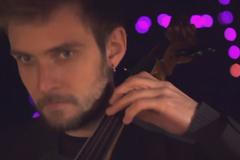 Ve vzduchu se v rytmu Beethovenovy Osudové roztančilo najednou sto dronů