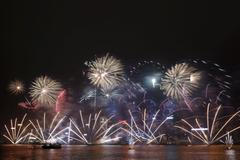 Novoroční ohňostroj nad hongkongským přístavem.