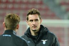 Hráči Lazia Řím si prohlédli hřiště na stadionu Sparty před osmifinále Evropské ligy. 9.3.2016