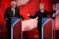 Hillary Clintonová a Bernie Sanders v televizní debatě