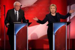 Hillary Clintonová a Bernie Sanders v televizní debatě