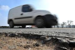 Rozbitá silnice, doprava, ilustrační foto