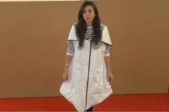 Mobilní přístřeší pro uprchlíky. Kabát se dokáže proměnit ve spacák nebo stan