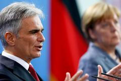 Rakouský kancléř Faymann a německá kancléřka Merkelová na společné tiskové konferenci v Berlíně