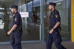 Policisté před nákupním centrem.