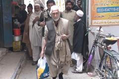 Svět dojal pákistánský nosič mouky. Lidé mu koupili nové boty a posílají peníze