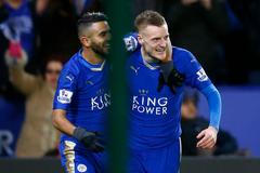 Jamie Vardy a Riyad Mahrez slaví gól Leicesteru