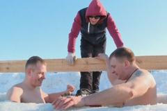 Rusové trénují svoji vůli. Vykopou si díru v ledu a hrají v ní šachy