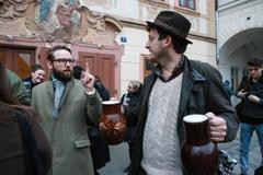 Básníci a hospody - komentovaná procházka Malou Stranou s básníky Bogdanem Trojakem a Petrem Stančíkem