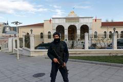 Policista před sídlem guvernéra v Sultanahmetu v Istanbulu