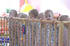 Adopce v Rusku zatěžuje příliš byrokracie a politika