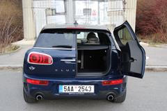 Mini Clubman - část zadních dveří otveřená