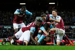 Angelo Ogbonna slaví se spoluhráči gól West Hamu v FA Cupu