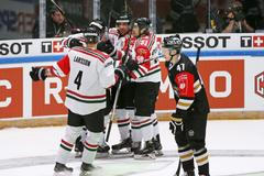 Hokejisté Frölundy se radují z gólu ve finále Ligy mistrů