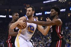 NBA, Miami - Golden State: Andrew Bogut z Golden State (12) bráněný dvojicí hráčů Miami Chris Bosh (vlevo) a Justise Winslow.
