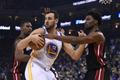NBA, Miami - Golden State: Andrew Bogut z Golden State (12) bráněný dvojicí hráčů Miami Chris Bosh (vlevo) a Justise Winslow.