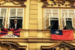 Miroslav Kalousek s vlajkami Tibetu a Tchajwanu