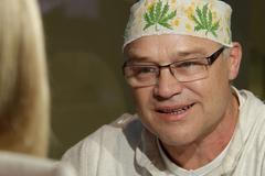 Dvořák: Nemocní nemají léky z konopí kvůli farmaceutickým firmám, politici o konopí lidem lžou