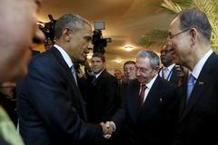 Barack Obama a Raúl Castro v Panamě