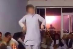 Tančící chlapci je starý afghánský zvyk a vláda ho nevymýtila. Často končí znásilněním