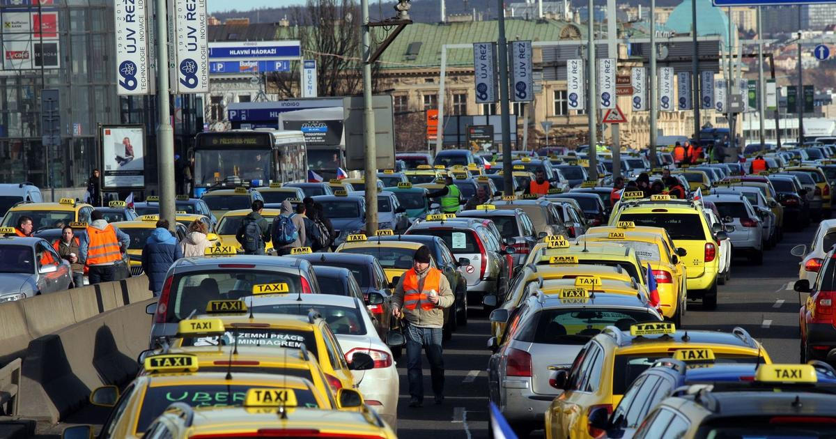 Praha schválila regulaci emisí pro taxi, návrh prosadit jen elektromobily neprošel