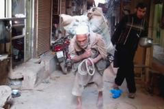 Myslíte, že máte těžkou práci? Syed každý den vláčí stokilový pytel mouky, aby nakrmil děti