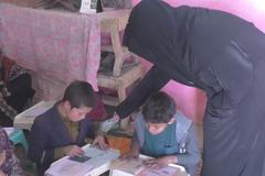 Učitelce v nikábu vyhrožují. Ona ale dál vyučuje nejchudší děti ze slumů