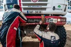 Smolná 7. etapa. Kolomému skočil kámen do řízení a vletěl s tatrou do břehu