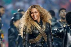 Super Bowl: Sexy Beyoncé, Lady Gaga, mazaný Manning a radost Broncos