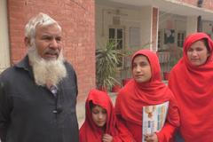 Otec má starost o tři nevidomé dcery. Chtěly by dál studovat, ale nemohou