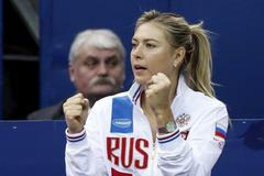 Nervózní Maria Šarapovová sleduje zkázu ruský tenistek ve Fed Cupu proti Nizozemsku.