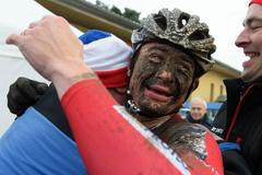 Radomír Šimůnek se raduje ze zisku cyklokrosového titulu mistra republiky 2016.