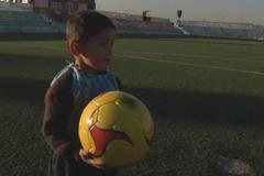 Chlapec s Messiho dresem z igelitu si zahrál poprvé na trávě a čeká na svého hrdinu