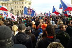 Je to neozbrojená invaze, hřímal Konvička. Centrum Prahy ovládly pro- i protiuprchlické demonstrace