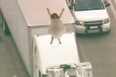 Nahá žena tancovala na kabině velkého kamionu. Způsobila obrovskou zácpu