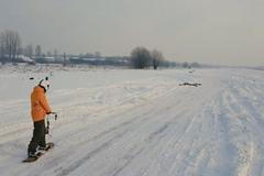 Lotyš se zapřáhl za dron a užíval si na snowboardu