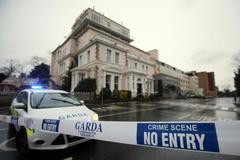 Irská policie před hotelem Regency v Dublinu