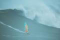 Australan jako první sjel na windsurfingu obří vlny v portugalském Nazaré