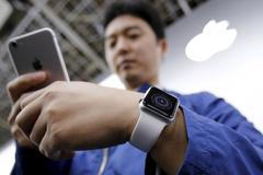 Jeden z prvních zákazníků, který si v Tokiu vyzvedl Apple Watch objednané online.