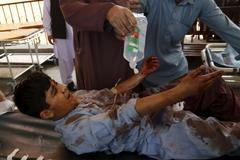 Sebevražedný atentátník v Pákistánu zabil 8 a zranil 27 lidí.